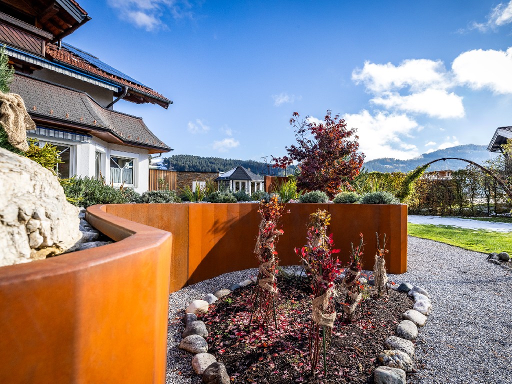 Pflanzengefäß, Hochbeet, Pflanzkübel, modernes Pflanzengefäß, modernes Hochbeet, moderner Pflanzkübel, moderner Pflanzenkübel, Pflanzengefäß rostig, Hochbeet rostig, Pflanzkübel rostig, wetterfeste Pflanzengfäße, wetterfeste Pflanzkübel, wetterfeste Hochbeete, Pflanzengefäße Cortenstahl, Hochbeet Cortenstahl, Pflanzkübel Cortenstahl, Design Pflanzengefäß, Design Hochbeet, Design Pflanzkübel, moderne Gartengestaltung, pimp your garden, Innenhofbegrünung, Begrünung Siedlung, Begrünung Siedlungshäuser, Gartengestaltung Innenhof, Gartengestaltung Wohnanlage, Gartengestaltung Siedlung, Begrünung Siedlung, Ideen Begrünung, Selbstversorgung, Selbstversorgung Garten, Pflanzengefäß für Balkon, Hochbeet für Balkon, Pflanzkübel für Balkon, Pflanzengefäß Terrasse, Hochbeet Terrasse, Pflanzkübel -terrasse, Pflanzengefäße als Sichtschutz, Hochbeete als Sichtschutz, Pflanzengefäße als Sichtschutz, moderne Gartenkultur, Pflanzengefäß Hotel, Hochbeet Hotel, Pflanzkübel Hotel, Pflanzengefäß Wand, Hochbeet Wand, grüne Raumtrennung, grüne Gartentrennung, bepflanzte Trennwand, Outdoor Raumteiler,
